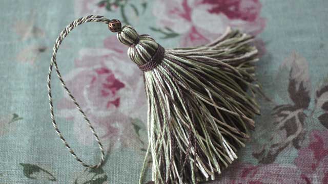 セミ・ワンピース型タッセル